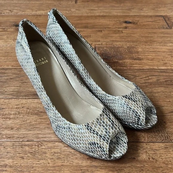 Stuart Weitzman Logo Plainfield Peep Toe Pumps Heels Mushroom Snakeskin Size 9 - Picture 2 of 11